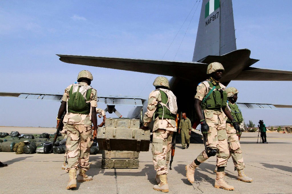 Aeronave militar cai na Nigéria e deixa 32 mortos