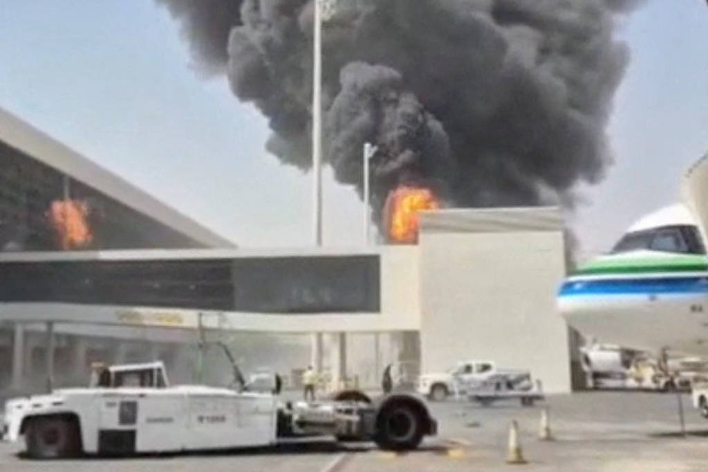 Aeroporto na Arábia Saudita permanece fechado após ataque que deixou 12 mortos; houthis emitem novas ameaças