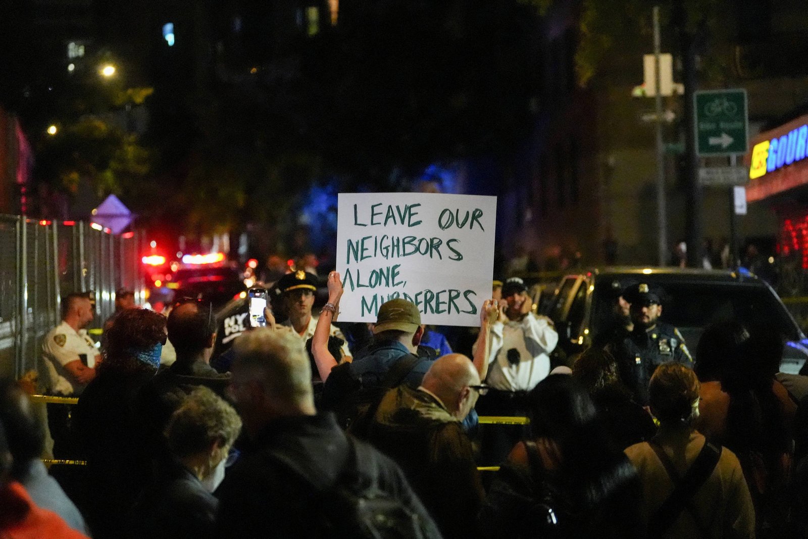 Agente do ICE atira em imigrante em Nova York e provoca protestos na cidade