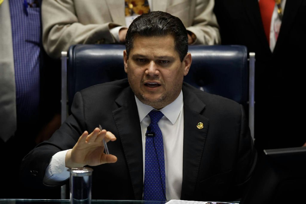 Alcolumbre afirma que votação da PEC para acabar com a escala 6x1 requer coragem
