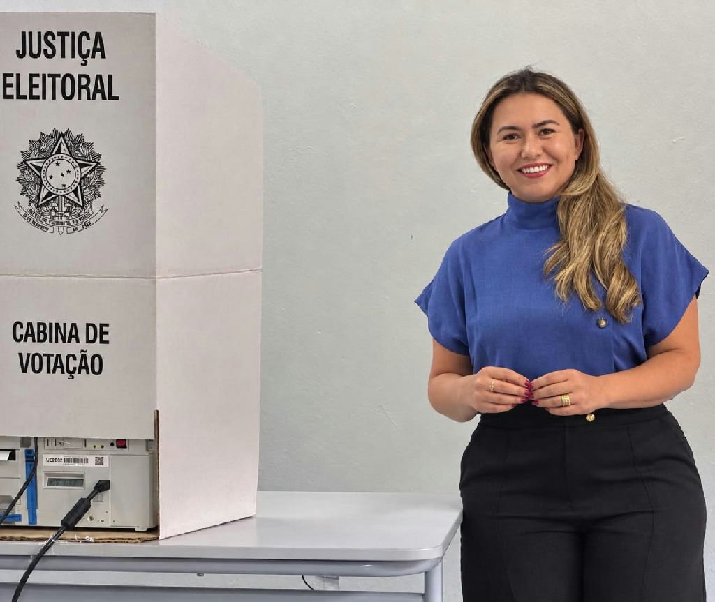 Alessandra Ferreira vota na Vila Operária ao lado do prefeito Cláudio Ferreira