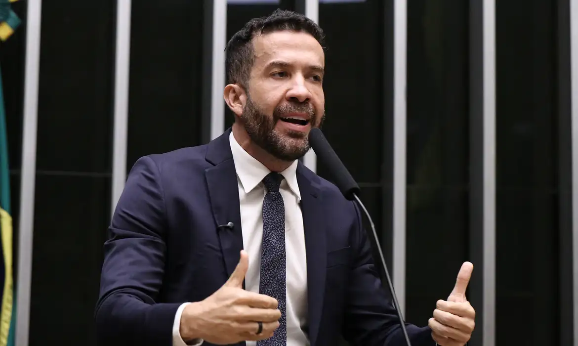 André Janones é internado em São Paulo com arritmia cardíaca
