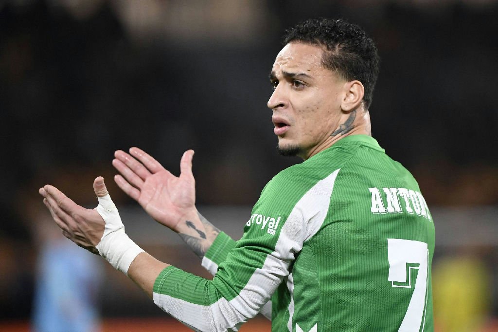 Antony relata assalto em sua casa durante vitória do Betis na Champions
