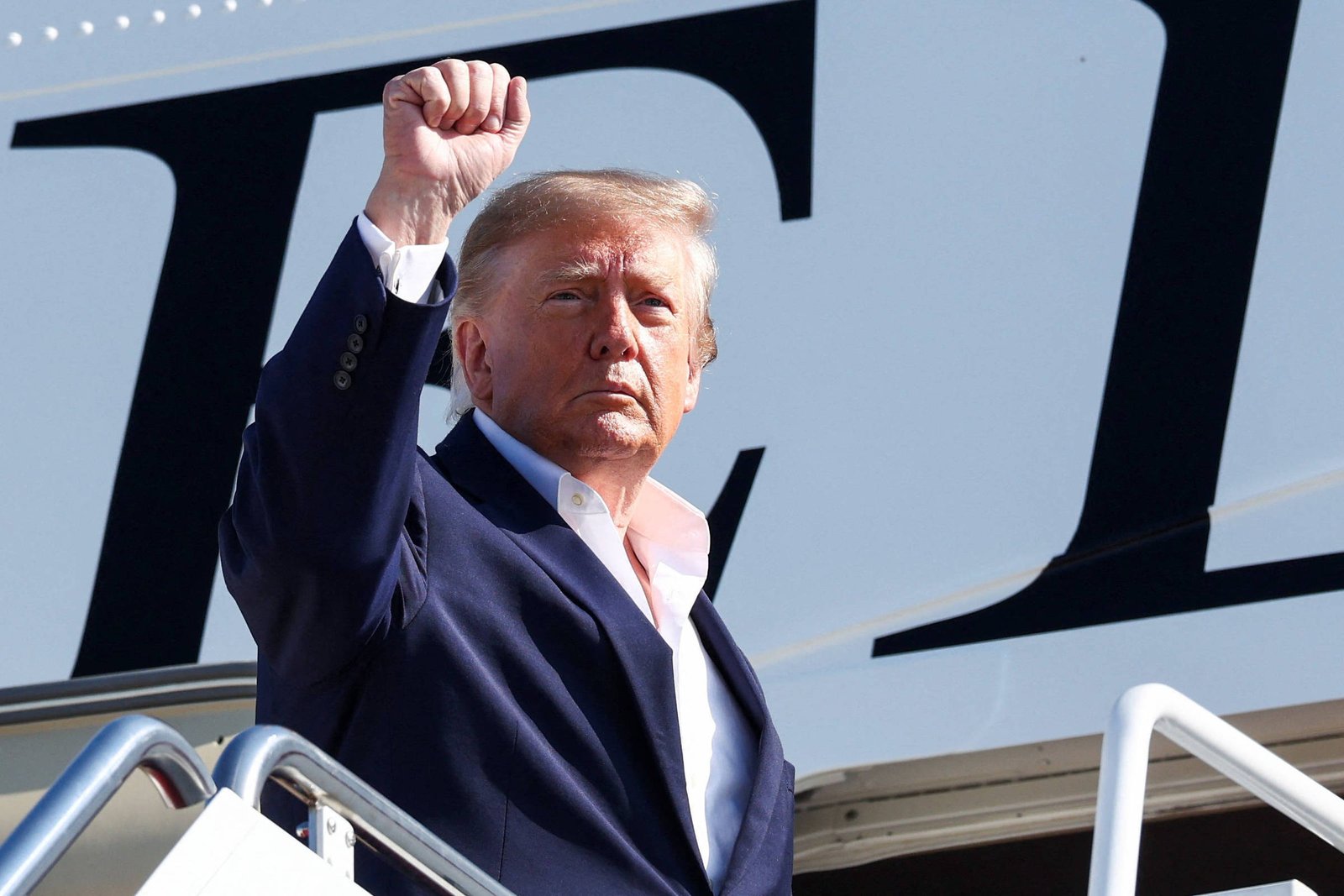 Aprovação de Trump sobe para 32% a uma semana das eleições nos EUA
