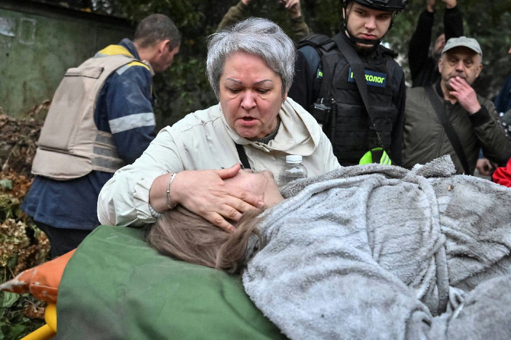 Ataques russos em Zaporíjia deixam 12 mortos, incluindo crianças, horas após acordo entre Trump e Putin