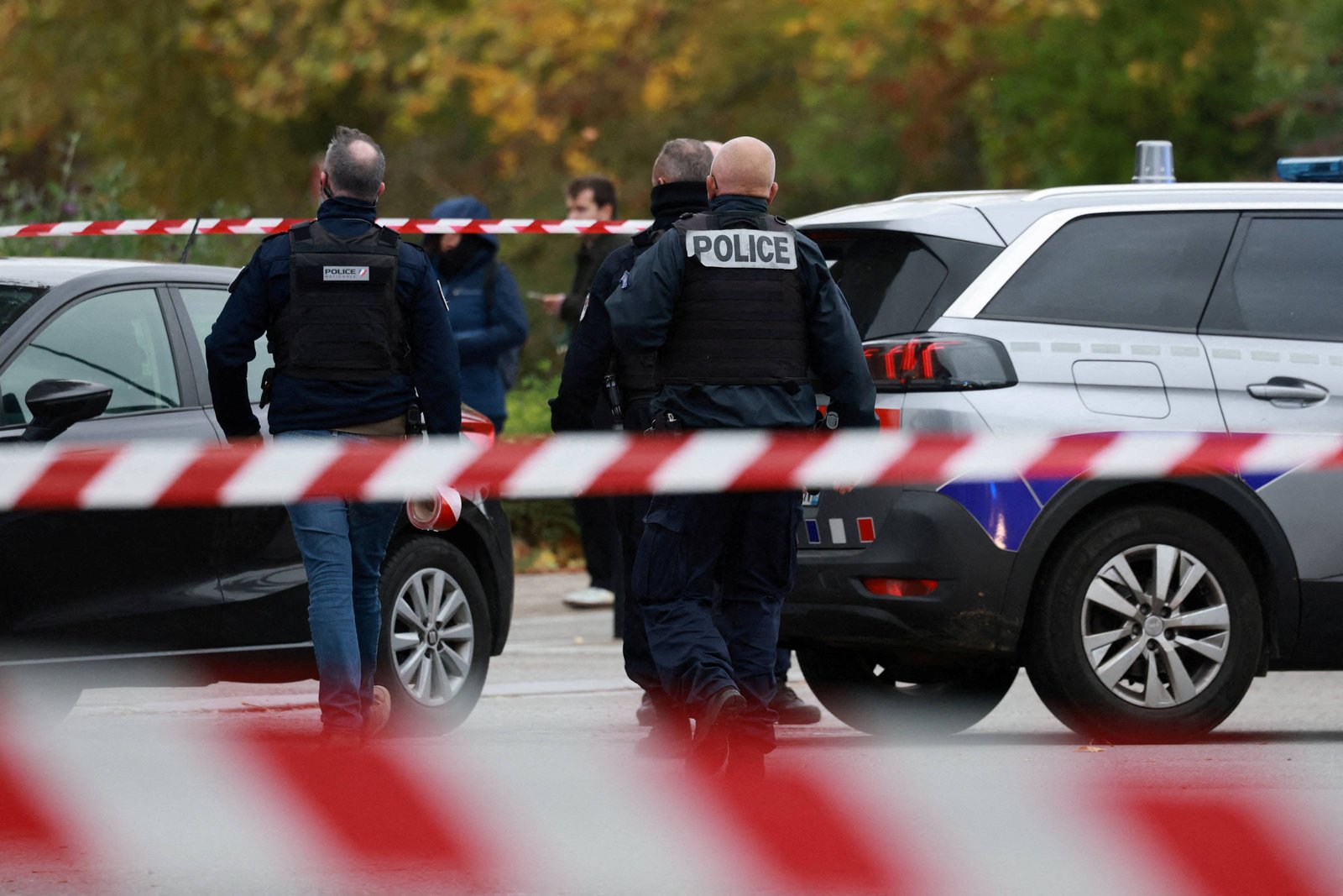 Atirador que matou um e feriu cinco perto de Paris é preso novamente e nega motivação racista