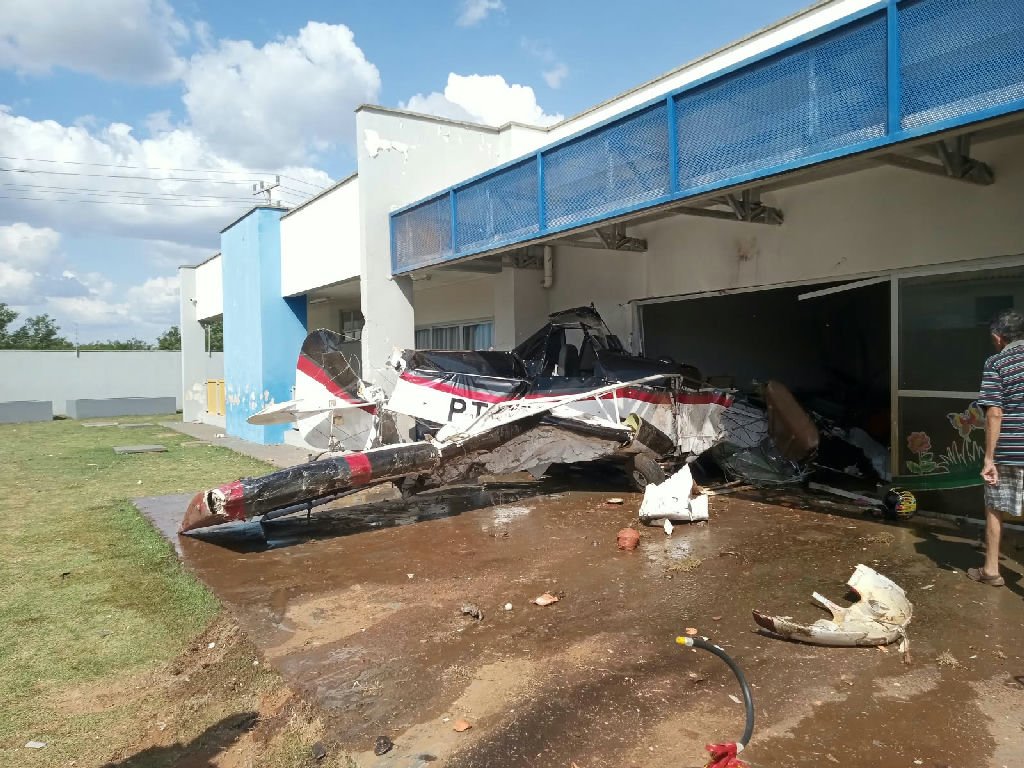 Avião agrícola colide com creche em Campo Verde, mas não há feridos entre crianças