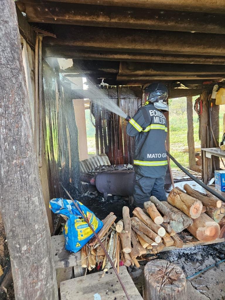 Bombeiros atuam em incêndio em edificação de madeira em Água Boa