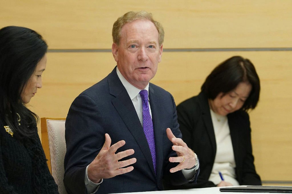 Brad Smith, presidente da Microsoft, critica falta de regulamentação da inteligência artificial em comparação ao leite