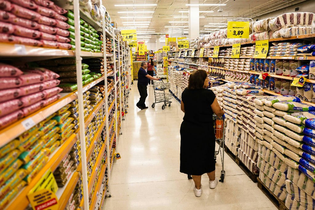 Brasil se prepara para eleições com poder de compra de alimentos superior a 2022, mas abaixo do pré-pandemia