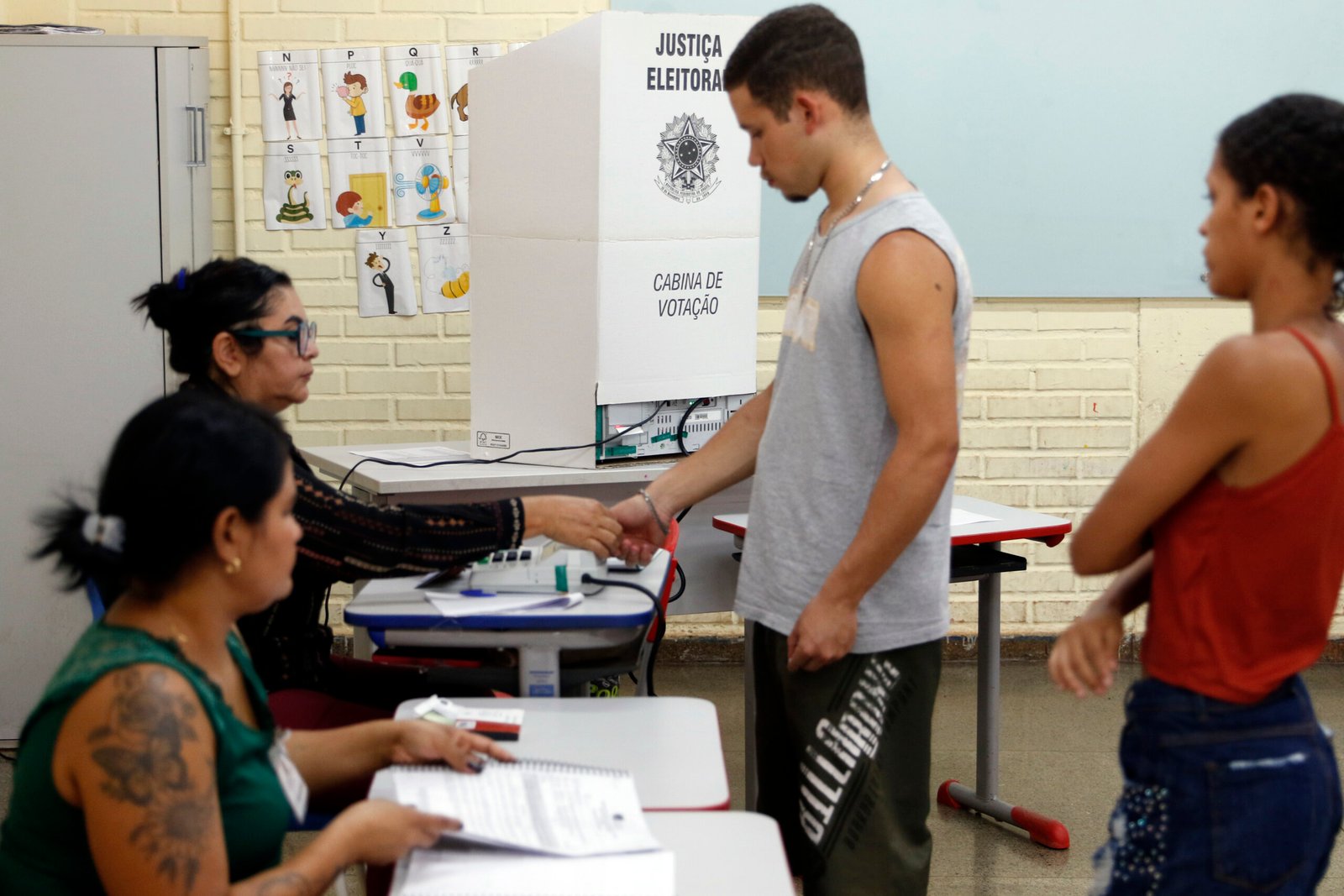 Brasileiros escolhem presidente e governadores em segundo turno neste domingo
