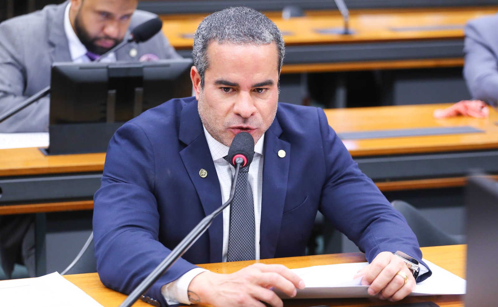Câmara analisa projeto que pune fraudes em descontos indevidos na folha de pagamento