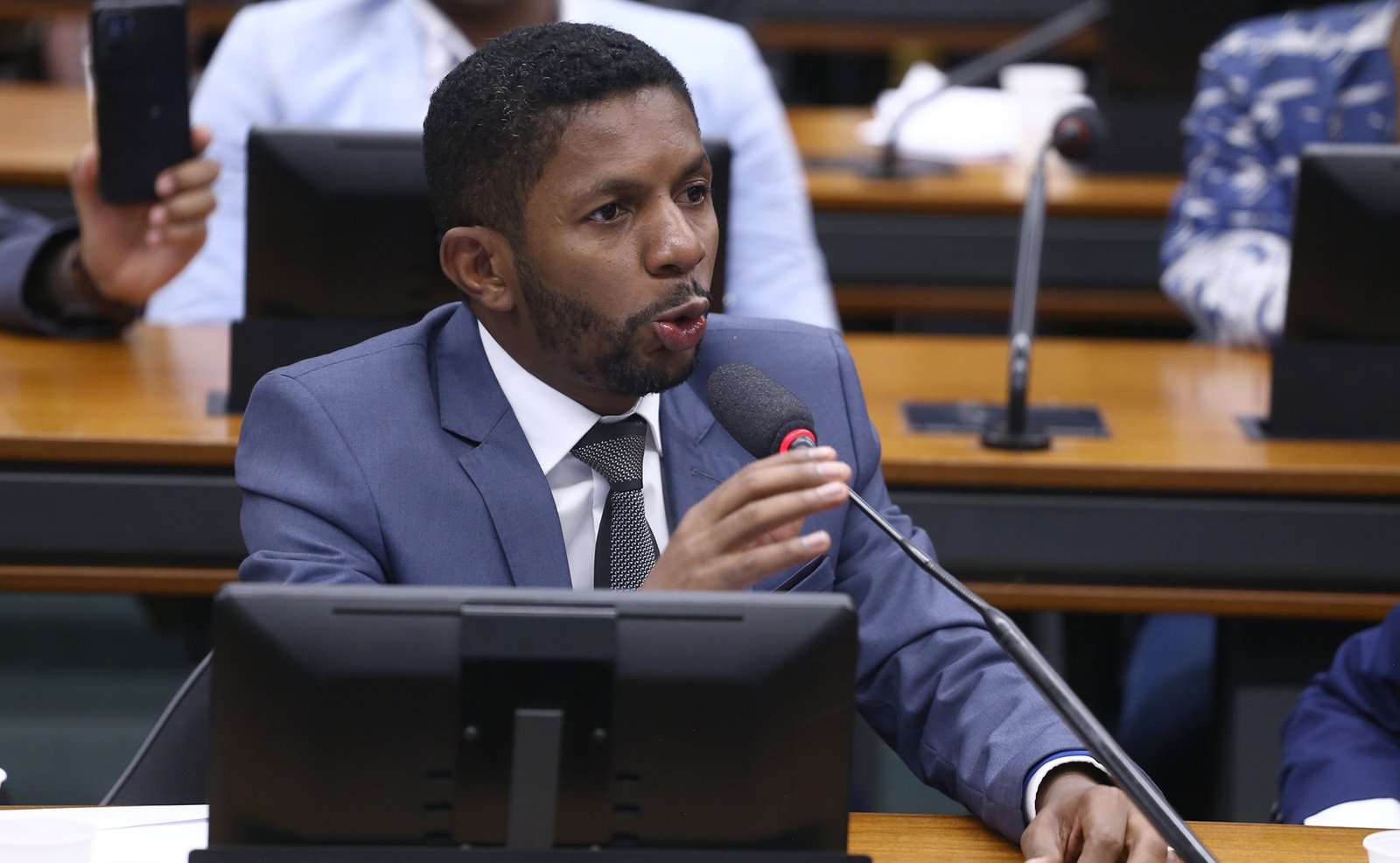 Câmara dos Deputados analisa projeto que cria política nacional para crianças e adolescentes neurodivergentes