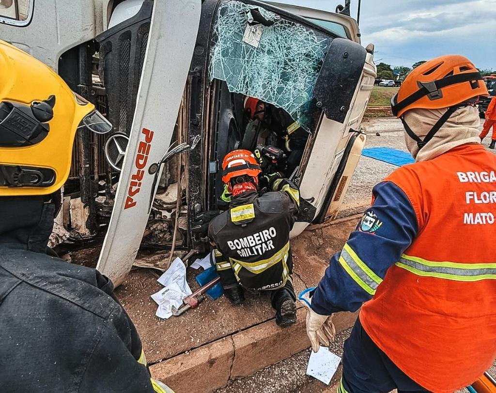 Caminhão tomba na Br-163 e motorista morre em Sorriso