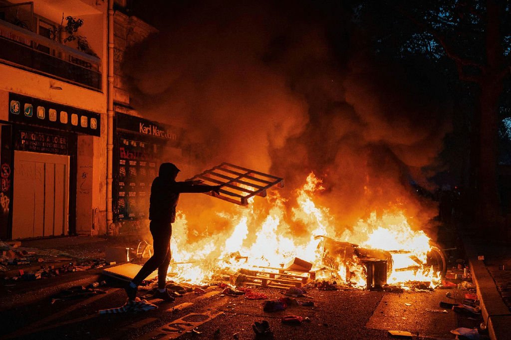 Carrefour revisa projeção de resultados e enfrenta perdas de mais de R$ 1 bilhão após protestos na França