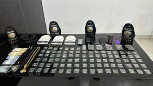 Casal é preso em Nova Mutum com 93 porções de drogas e material para tráfico