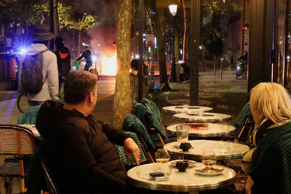 Casal relaxa em café enquanto protestos agitam Paris; assista ao vídeo