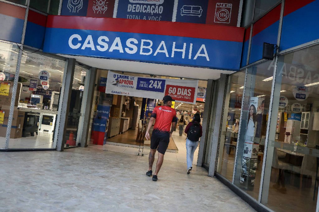 Casas Bahia firma acordo com sindicatos e indeniza trabalhadores demitidos em R$ 7.500
