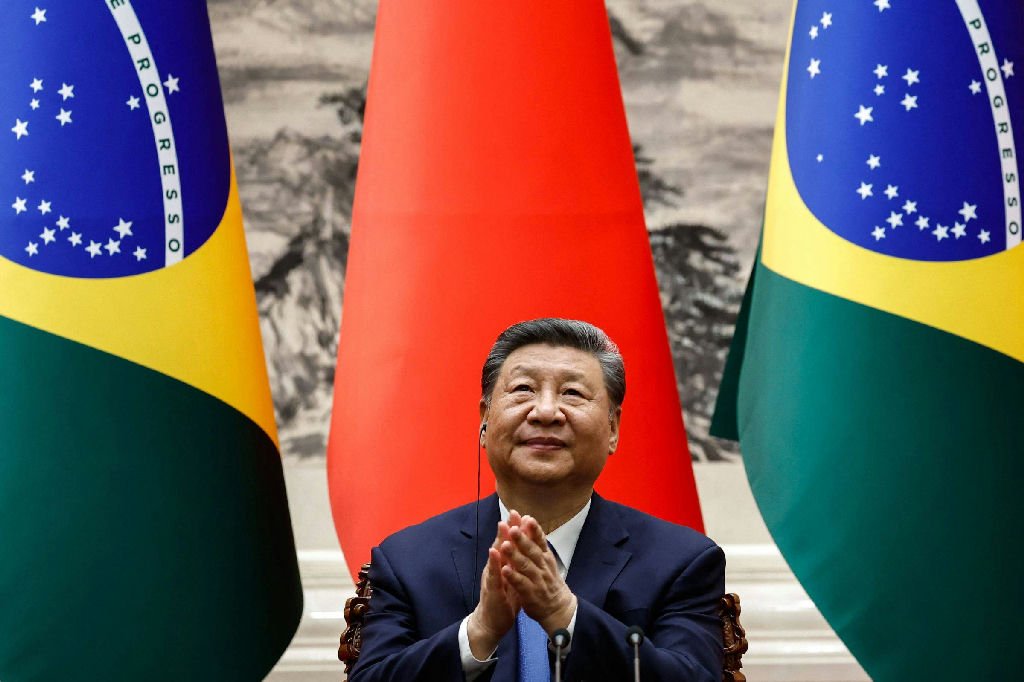 China se compromete a avançar nas relações com o Brasil em caso de vitória de Flávio Bolsonaro