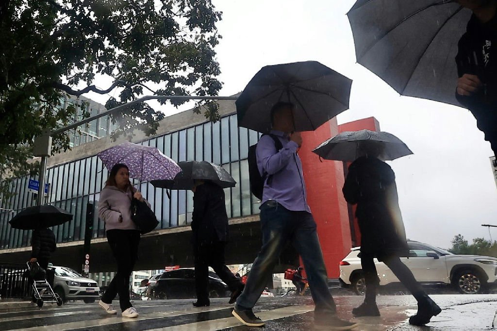 Ciclone extratropical provoca chuvas intensas e queda de temperatura no Brasil