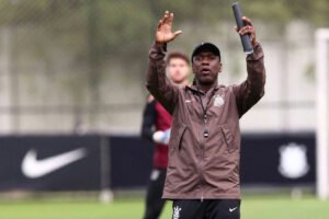 Clarence Seedorf assume o Corinthians e busca revitalizar time em crise