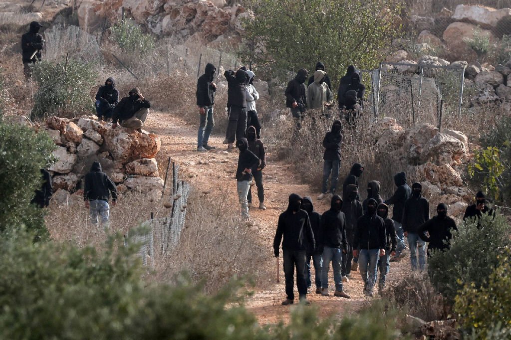 Colonos israelenses atacam vila palestina na Cisjordânia e ferem jornalista