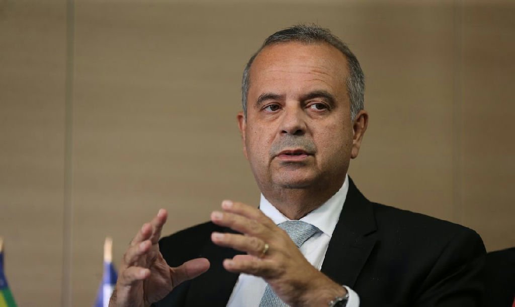 Coordenador de campanha expressa surpresa com a fuga de Flávio Bolsonaro