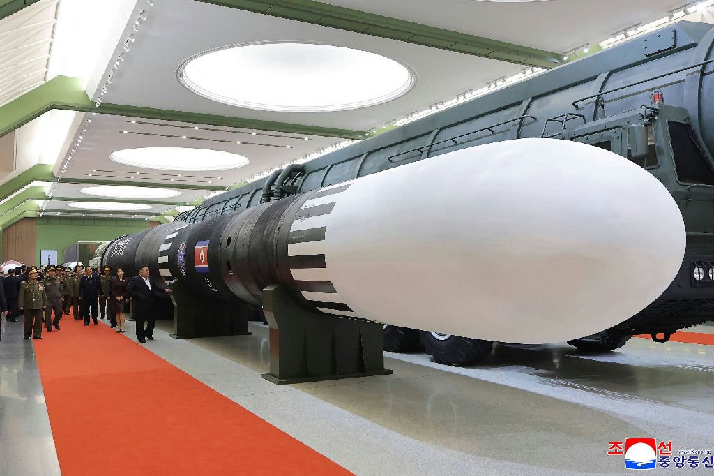 Coreia do Norte inaugura museu militar com exibição de arsenal avançado