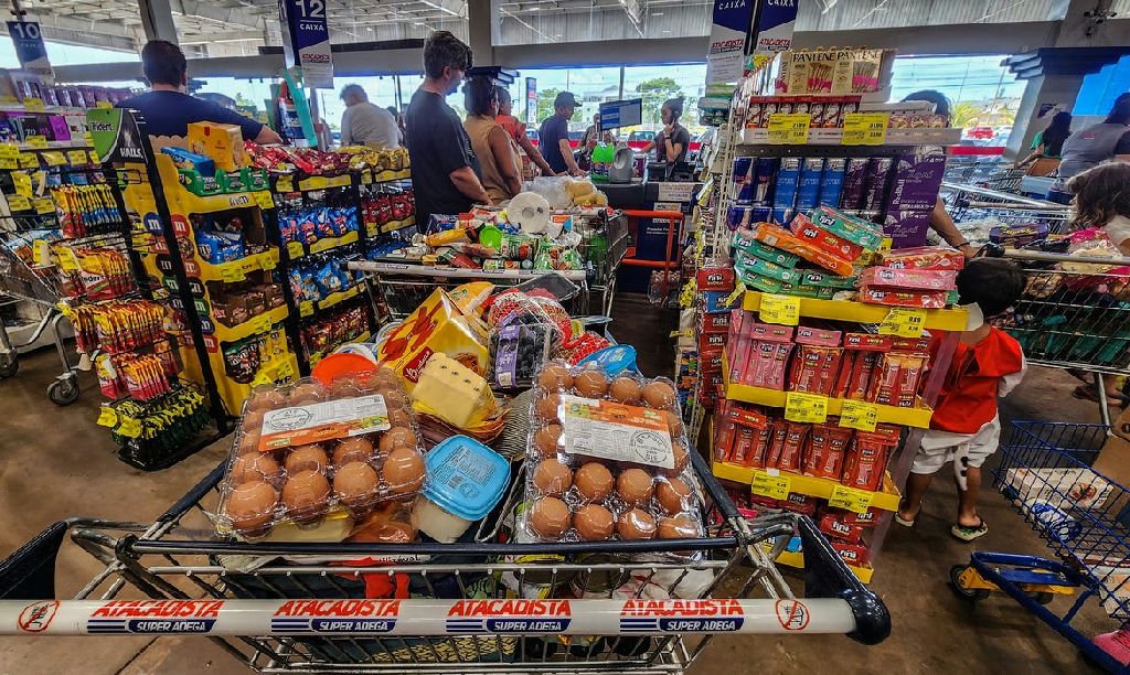 Crescimento no consumo de alimentos é registrado após proibição das apostas no Brasil, aponta Abras