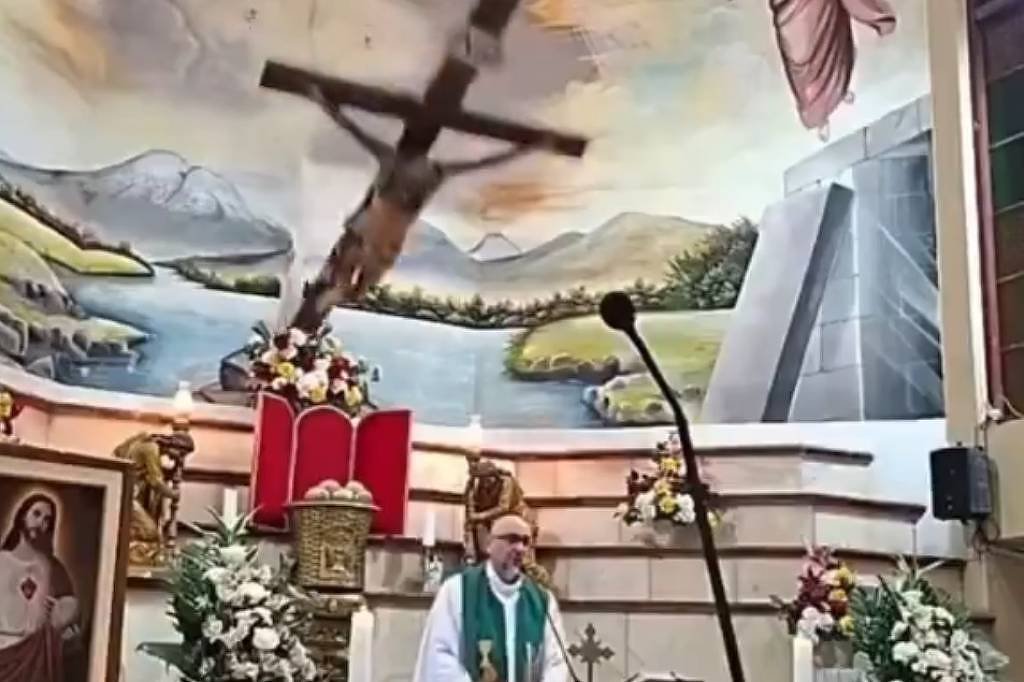 Crucifixo cai e causa morte de padre durante missa em Guayaquil