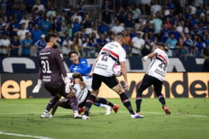 Cruzeiro vence São Paulo no Mineirão e sobe para o quarto lugar no Brasileiro
