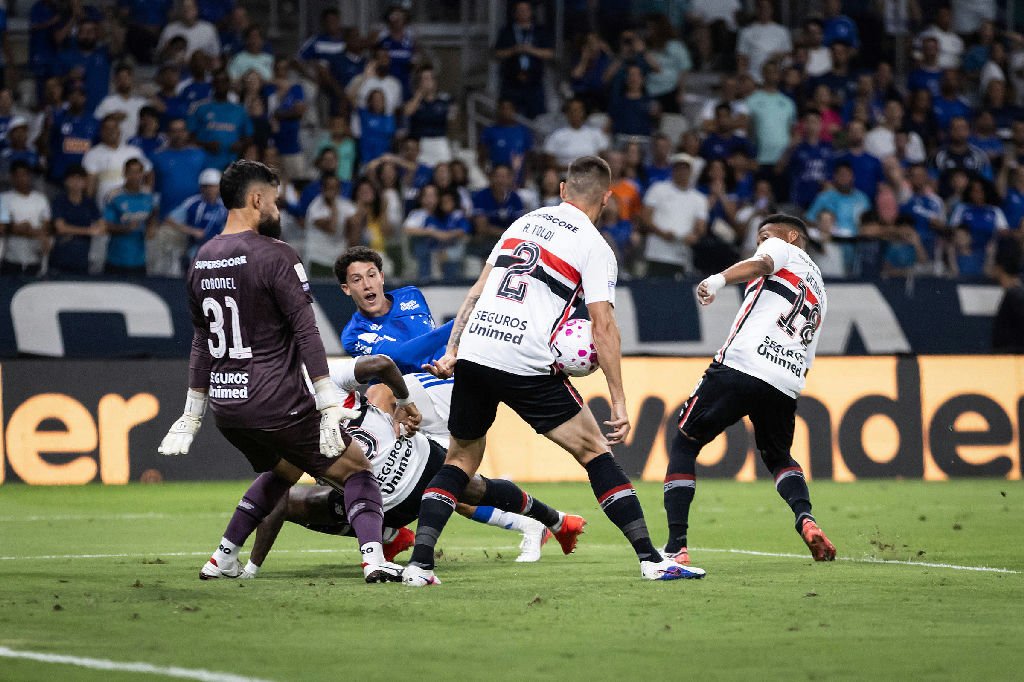 Cruzeiro vence São Paulo no Mineirão e sobe para o quarto lugar no Brasileiro