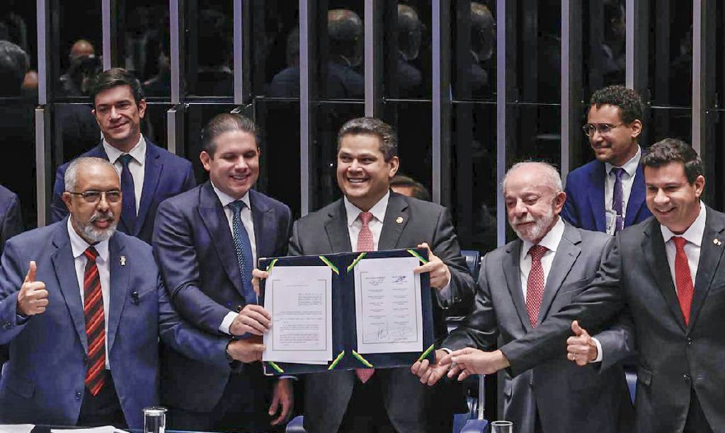 Davi Alcolumbre presta homenagem a Paulo Paim durante promulgação da emenda que acaba com a escala 6x1
