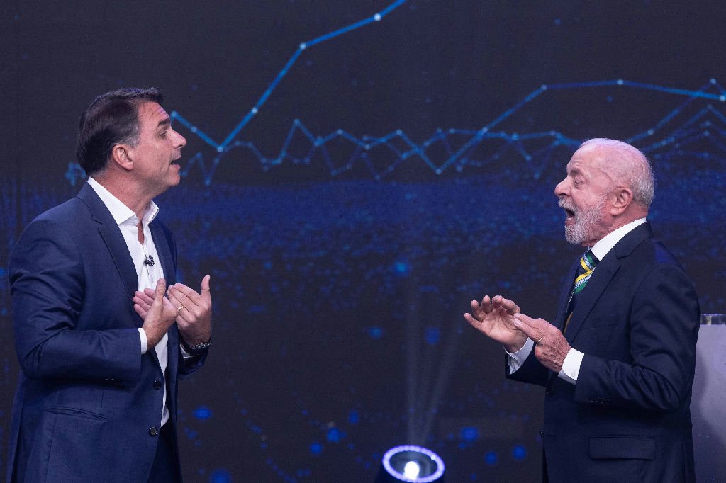 Debate entre Lula e Flávio Bolsonaro é destacado como 'caótico' e 'tenso' pela imprensa internacional