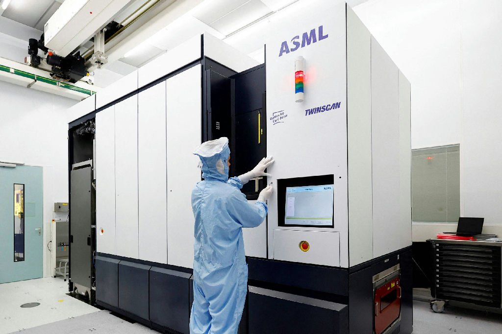 Demanda por inteligência artificial deve superar capacidade de produção de chips até 2028, afirma ASML