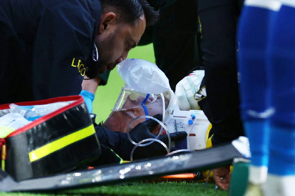Dibu Martínez, goleiro do Chelsea, é retirado de campo após choque de cabeça