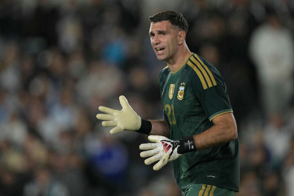 Dibu Martínez se recupera de fratura na mandíbula após cirurgia na Inglaterra