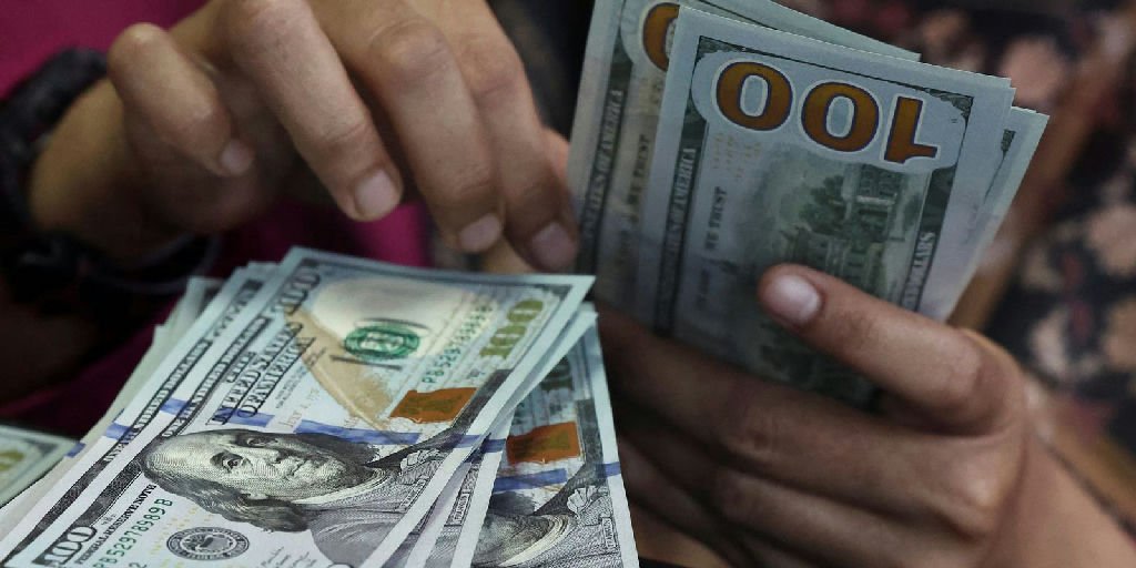 Dólar encerra abaixo de R$ 5 pela primeira vez em cinco meses