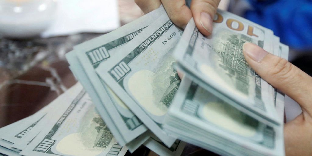 Dólar fecha em alta de 0,74% e ultrapassa a marca de R$ 5 novamente