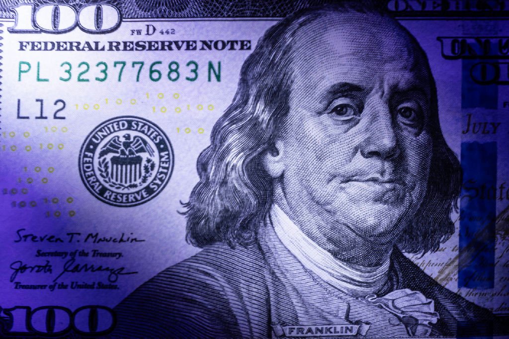 Dólar inicia a sexta-feira em queda com alívio externo; juros futuros sobem após empate entre Lula e Flávio