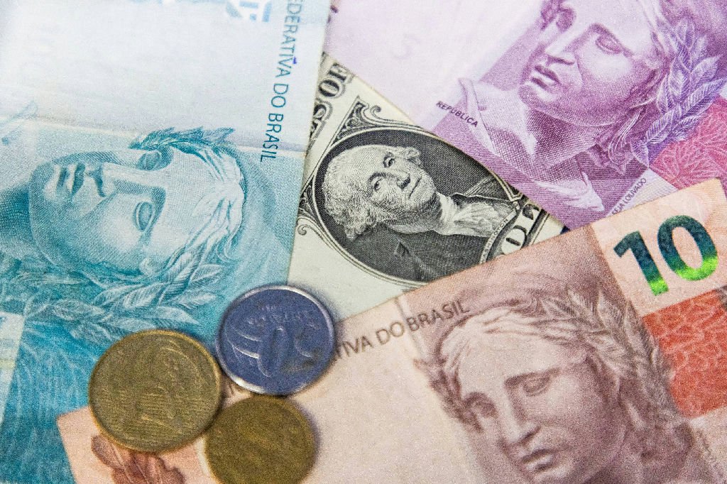 Dólar inicia o dia em alta após Flávio Bolsonaro liderar pesquisa eleitoral