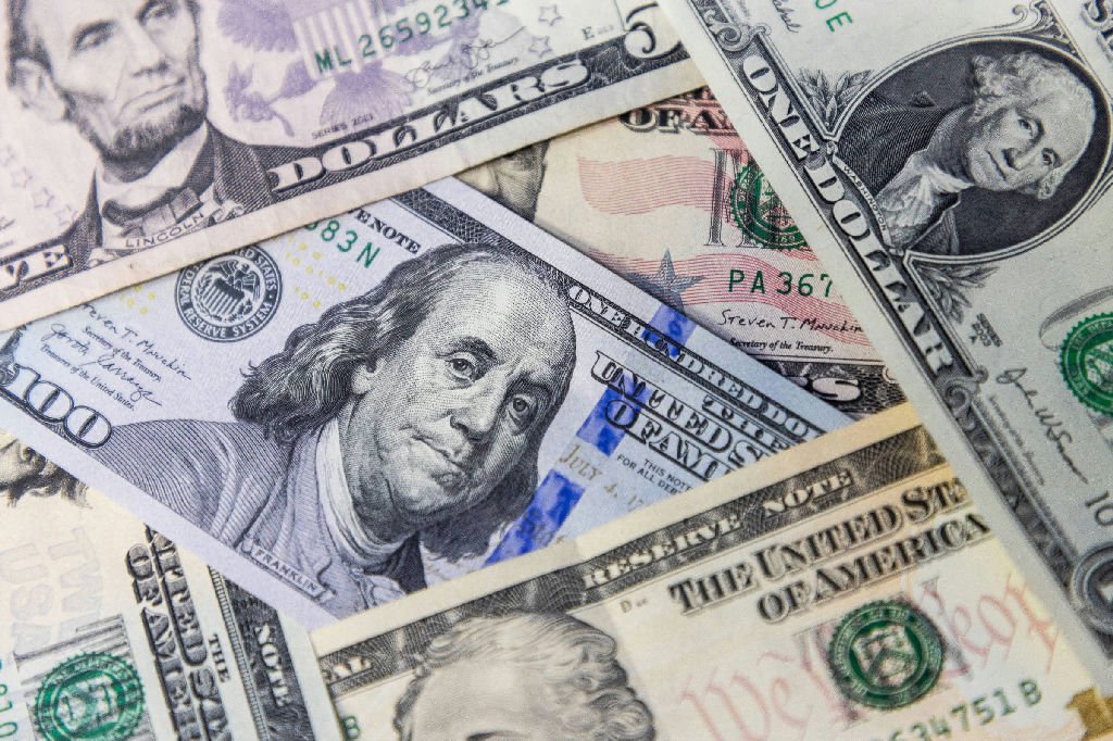 Dólar inicia o dia estável à espera de nova pesquisa eleitoral