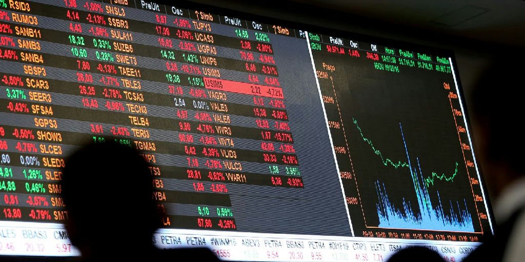 Dólar recua para R$ 5 e Ibovespa atinge alta histórica após primeiro turno das eleições