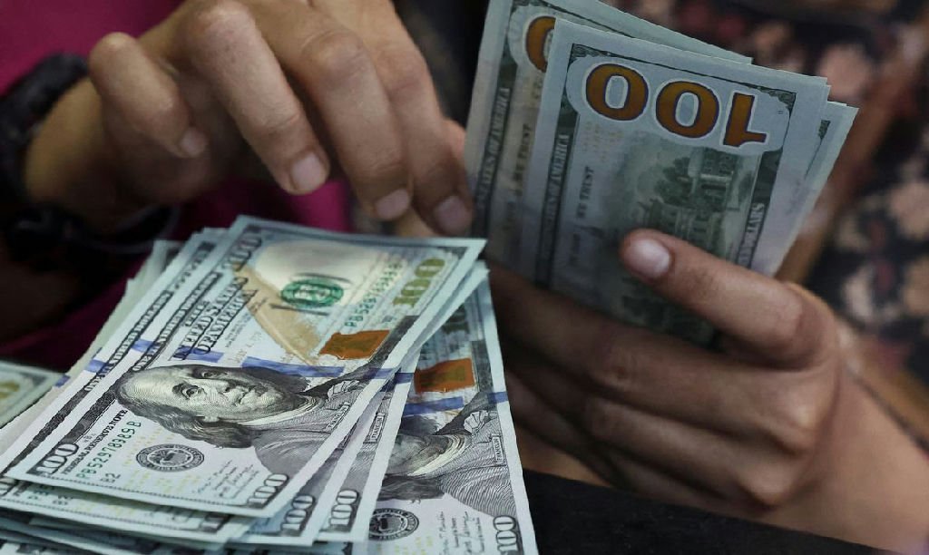 Dólar registra queda de quase 1% e Ibovespa continua em baixa após reeleição de Lula