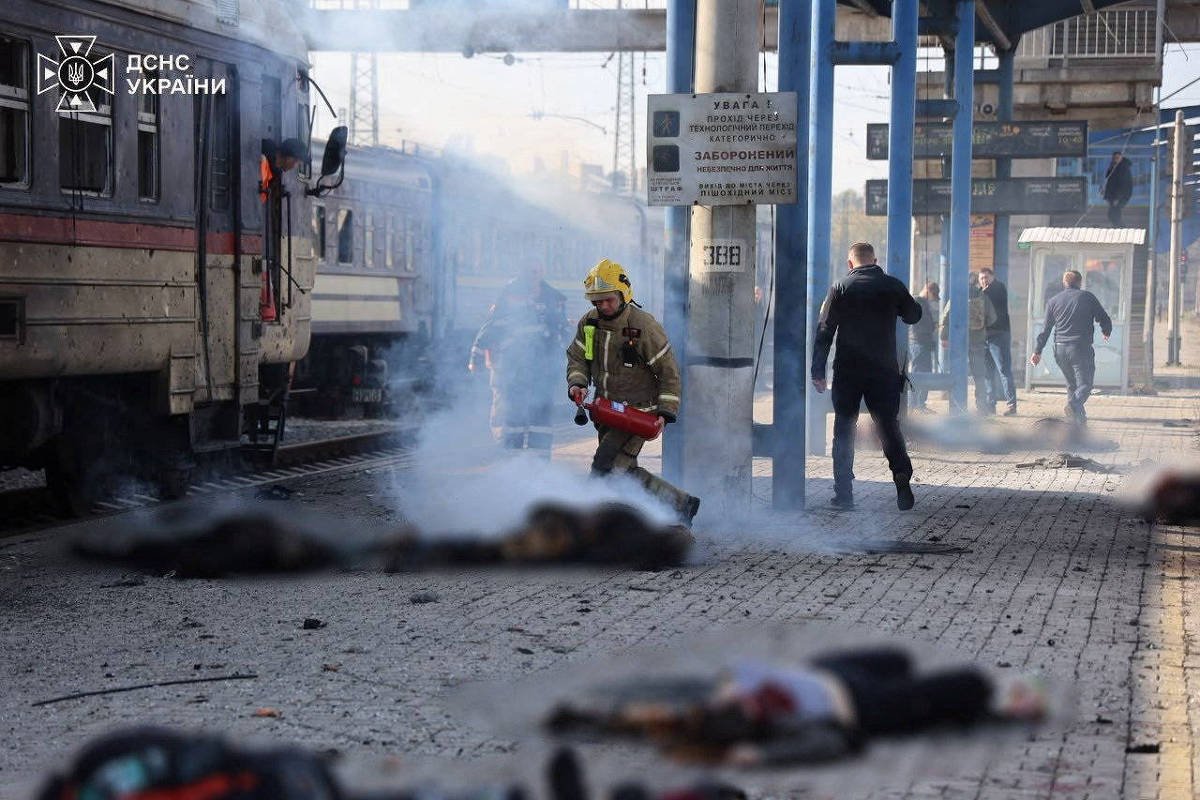 Drone russo ataca estação de trem na Ucrânia e deixa 13 mortos; Kiev intensifica ofensiva contra a Rússia