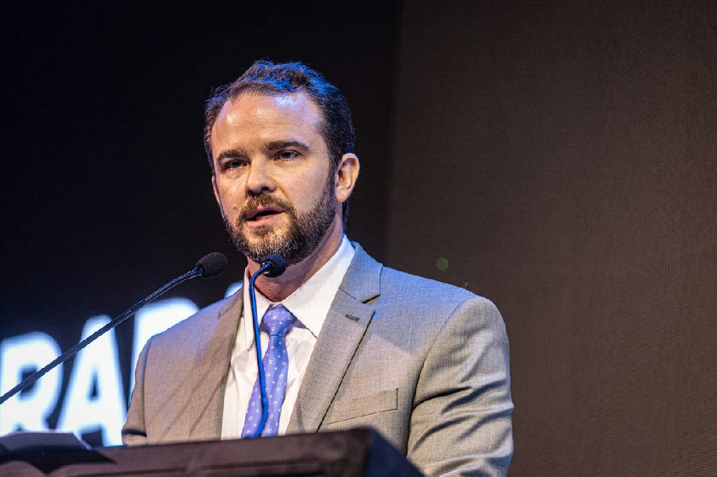 Durigan anuncia MP do 'imposto do pecado' após eleições e dialoga com setores afetados