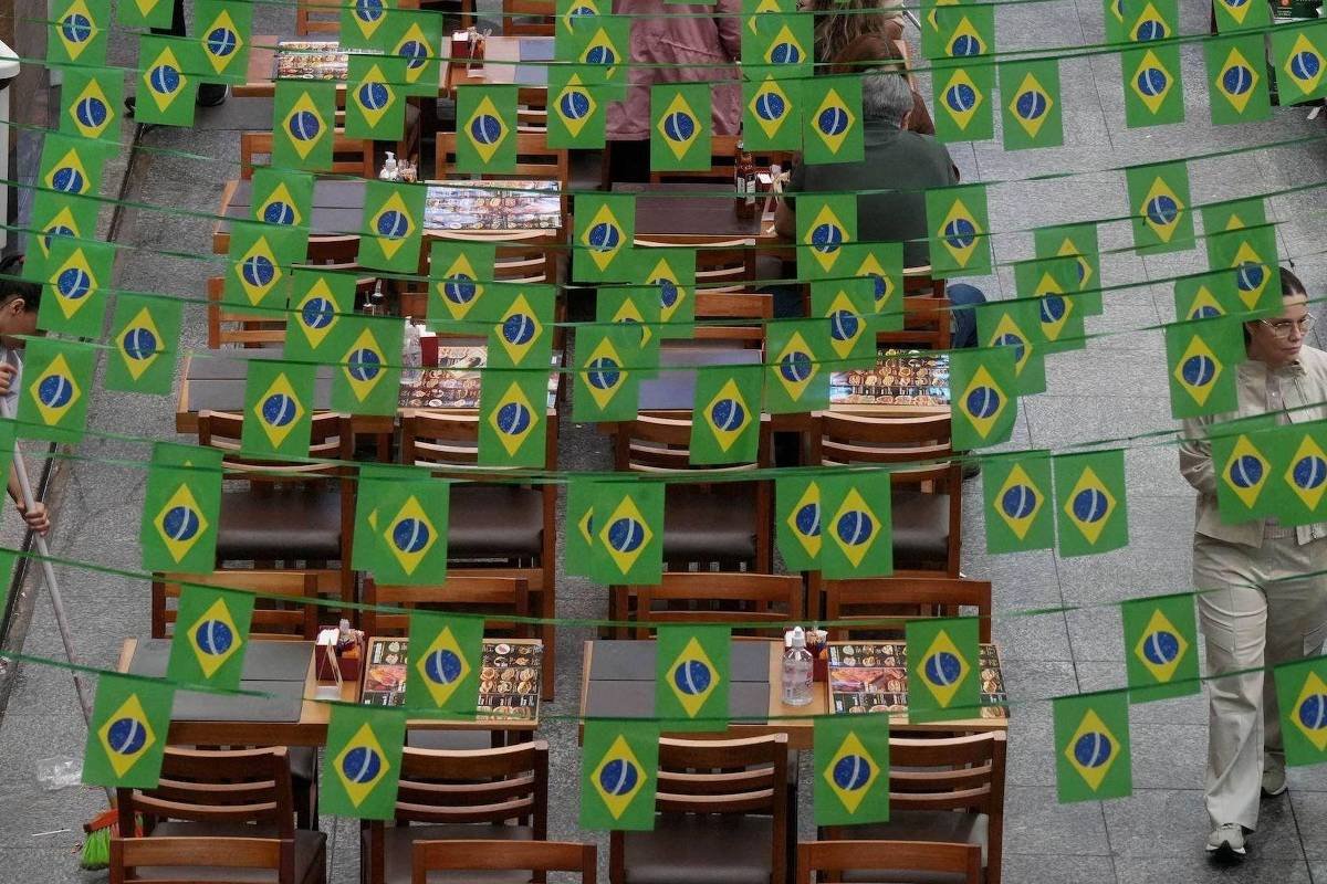 Economia brasileira exige reformas que Lula e Flávio Bolsonaro não têm coragem de implementar, diz Economist