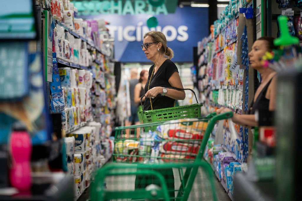 Economistas revisam para baixo previsões de inflação, PIB e dólar em 2026