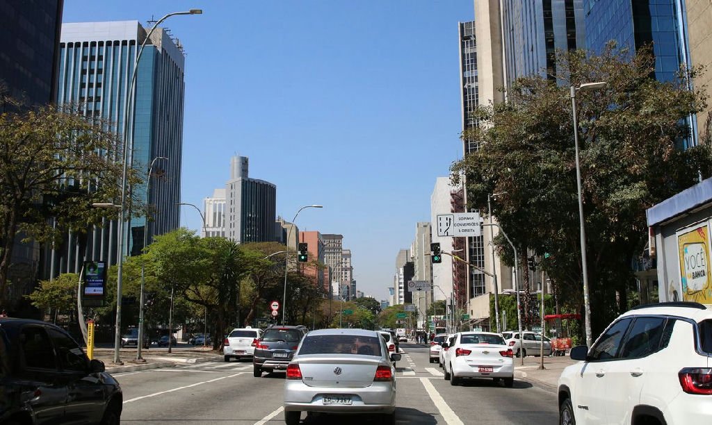 Economistas sugerem taxação de ricos em vez de cortes em gastos sociais