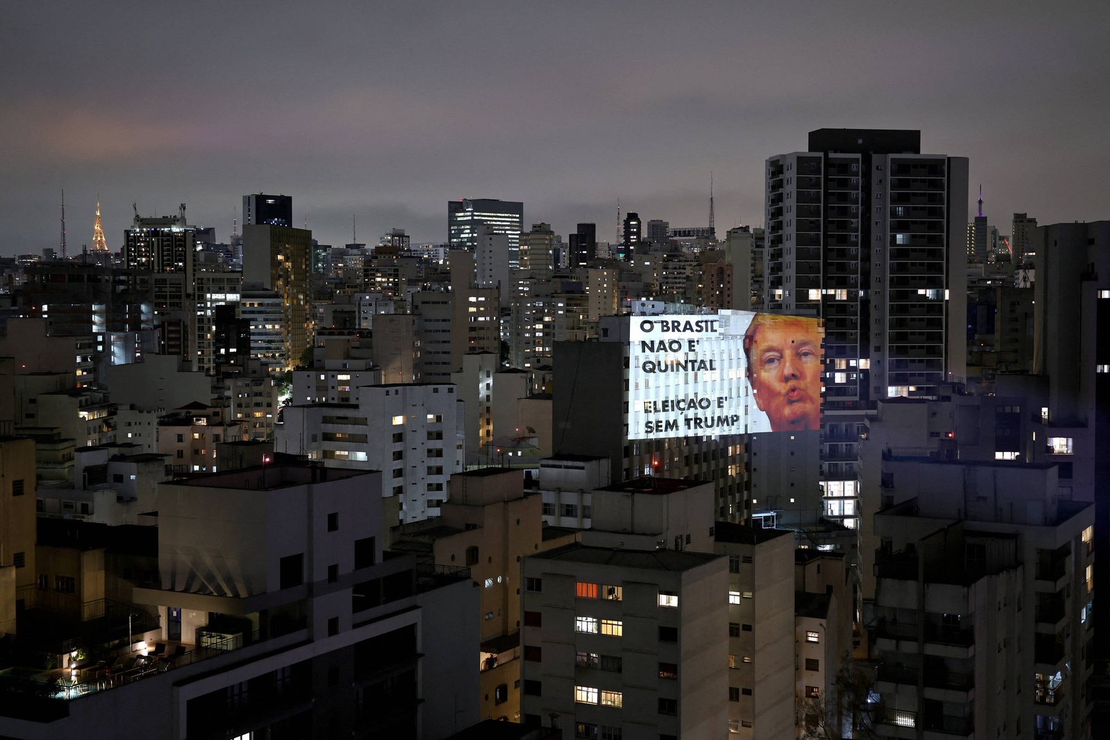 Editorial do New York Times critica interferência de Trump em eleições, incluindo no Brasil